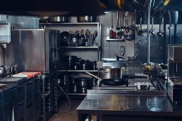 Meble gastronomiczne w profesjonalnej kuchni - jakie wybrać?